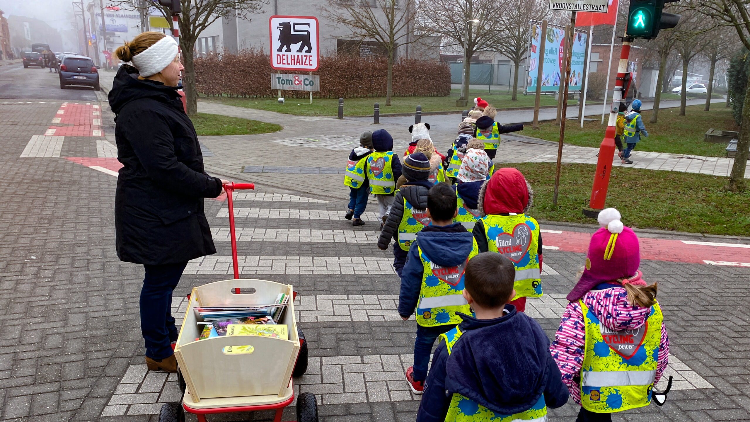 Veilig oversteken met juf Lara